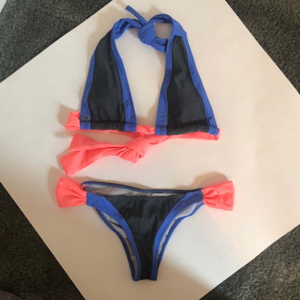 The label swimwear bikini colorblock Small scrunch